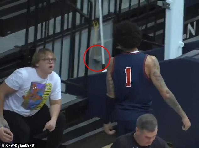 La estrella del baloncesto universitario es suspendida por su propio equipo por acciones repugnantes hacia los fanáticos contrarios durante el juego.