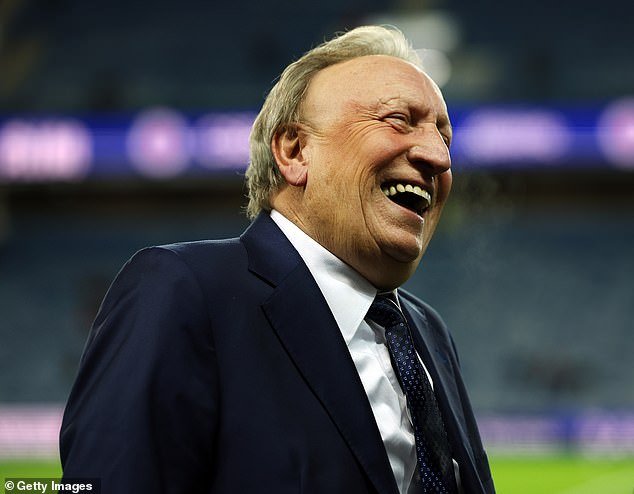 El legendario entrenador de fútbol sale de su retiro a la edad de 77 años para asumir su puesto número 21 como entrenador en su antiguo club.