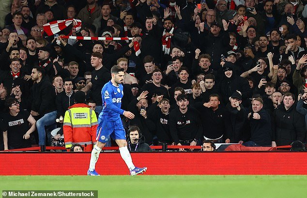 Los fanáticos del Chelsea están hartos del estúpido autosabotaje que descarriló su temporada después de que una novena tarjeta roja resultara costosa nuevamente en el Arsenal; no es de extrañar que a Pedro Neto le llovieran insultos, escribe KIERAN GILL