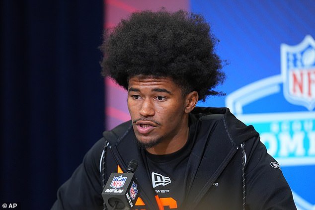 Los fanáticos elogian al jugador de la NFL KC Concepción por superar la tartamudez severa al hablar con los periodistas en el combinado.