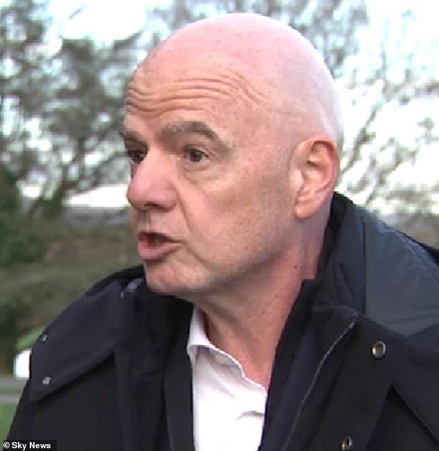 El presidente de la FIFA pide la expulsión de los futbolistas que se tapan la boca tras disputa por racismo con Vinicius Jr