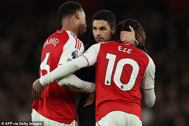 ¿El Chelsea te tuvo en problemas, Mikel? Un animado Arteta quedó atónito cuando un periodista preocupado le preguntó si tenía un OJO NEGRO después de la desgarradora victoria del Arsenal por 2-1 sobre el Chelsea.