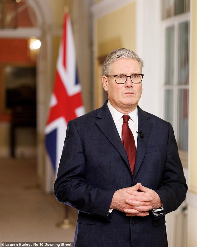 Gran Bretaña elabora un plan de rescate para los británicos atrapados en los estados del Golfo: el primer ministro permite a Estados Unidos utilizar bases británicas para atacar a Irán mientras los ministros preparan una evacuación masiva a través de Arabia Saudita