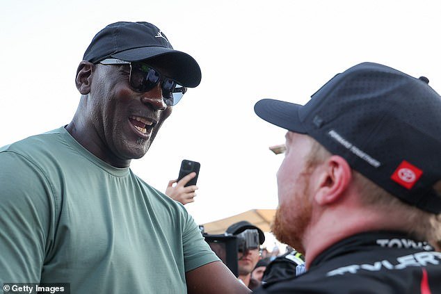 El multimillonario Michael Jordan bromea diciendo que es “perfecto” después de la victoria récord de su equipo de NASCAR en Texas