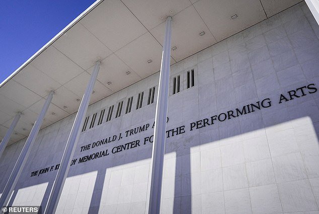 Los honores del Kennedy Center se entregarán este año en un lugar “más pequeño” con el nombre de Trump inscrito