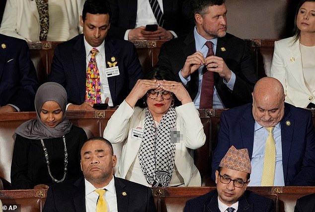 Rashida Tlaib está indignada después de referirse al ejército estadounidense como “ellos” en una diatriba sobre el “genocidio”.