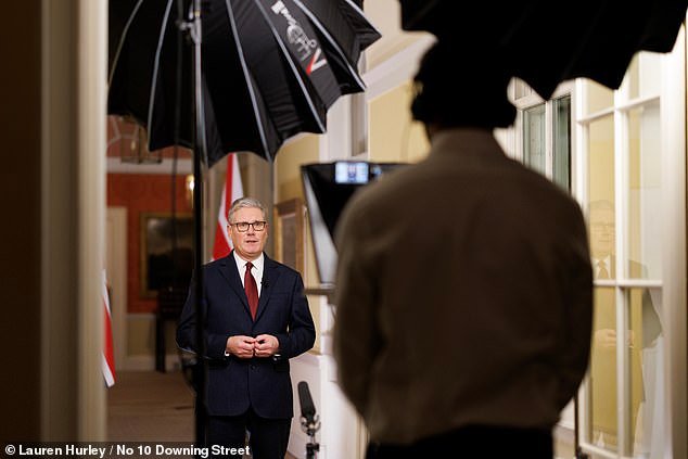 El “débil” Starmer se enfrenta al colapso del Partido Laborista y pide una votación en la Cámara de los Comunes después de dar un “giro de sentido” para permitir que Trump lance “ataques defensivos” contra Irán desde bases militares británicas.