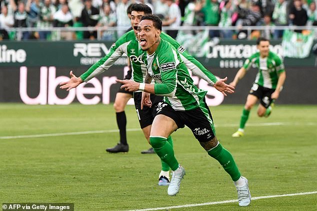 Antony, ex fracaso del Man United, anota, pero luego se enfrenta a los enojados fanáticos del Real Betis después de que desperdiciaron una ventaja de 2-0 en Sevilla.