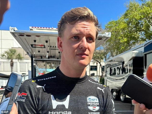 Mick, el hijo de Michael Schumacher, de 26 años, se estrella en la PRIMERA VUELTA de su regreso a las carreras y su tío Ralf le dice que su sueño en la F1 ha terminado.