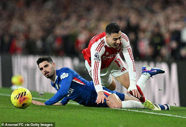 Toda la cultura del Chelsea alimenta su arrogancia e indisciplina. Le dan el brazalete a un jugador que cantó una canción racista y su centrocampista tiene 50 puntos en su licencia… no es de extrañar que esta lluvia de fanfarrones titulados reciba tantas tarjetas rojas.