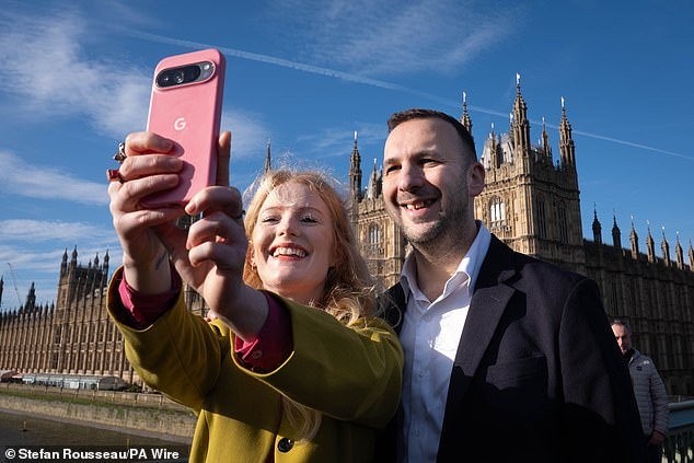 Mientras llueven misiles y drones sobre bases militares en Medio Oriente y el Reino Unido… El líder verde Polanski exige a Starmer que deje de trabajar con Estados Unidos para desmantelar las armas de Irán.