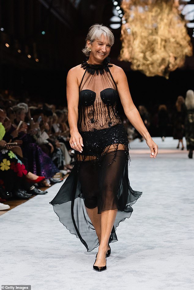 ¿Es Layne Beachley la persona de 53 años más en forma de Australia? La leyenda del surf sorprende con un vestido transparente en un desfile de modas