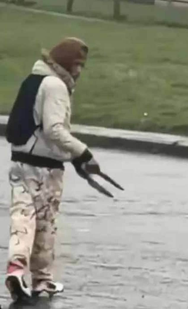 Dos personas son trasladadas al hospital después de que se viera a un hombre con cuchillo deambulando por la zona de Edimburgo con dos armas