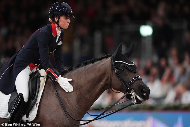 La tres veces medallista de oro británica en doma clásica, Charlotte Dujardin, está envuelta en una controversia sobre el tratamiento de un nuevo caballo, dos años después de que abandonó los Juegos de París debido a una “azote excesiva” en el clip.