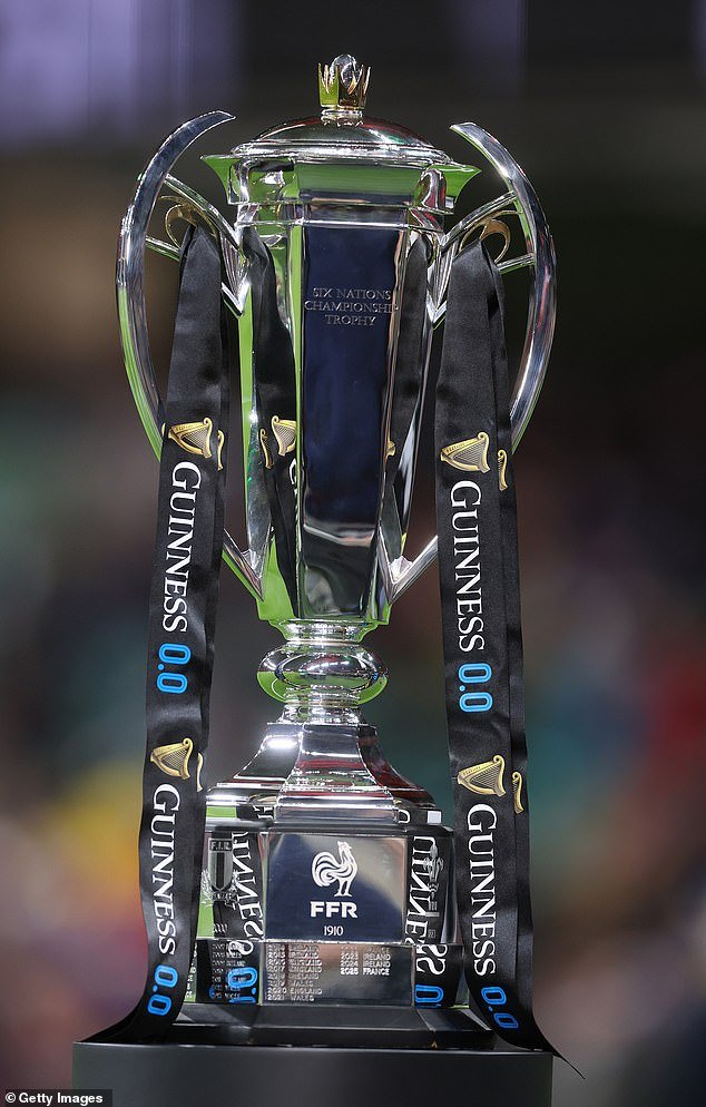 El trofeo del Seis Naciones es destruido en un incendio de una furgoneta en la autopista en pleno torneo