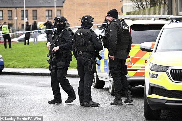 Dos personas resultaron heridas después de un presunto incidente de apuñalamiento en Edimburgo mientras las escuelas y edificios comunitarios estaban cerrados.