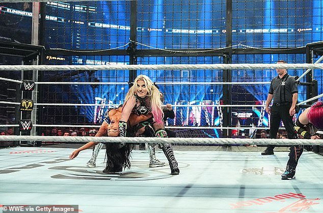 La luchadora de la WWE Kiana James sufre un humillante desperfecto en su vestuario mientras los fanáticos golpean al camarógrafo