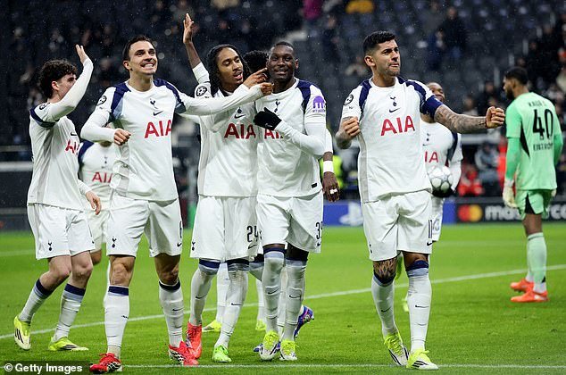Los aficionados del Tottenham fueron sancionados con una prohibición de la Liga de Campeones por hacer el saludo nazi en su partido en Alemania.