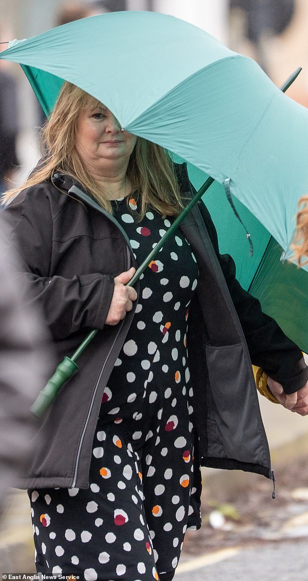 Una mujer de 65 años acusada de permitir que sus dos perros mataran a 35 ovejas y hirieran a 14 comparece ante el tribunal