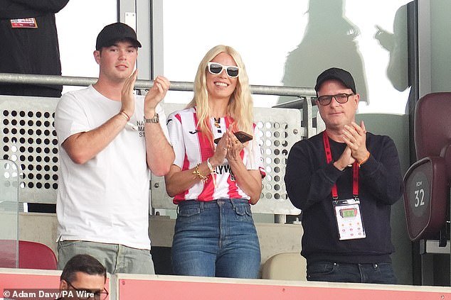 El marido cineasta de la supermodelo Claudia Schiffer duplica su participación en Brentford para darle al club de la Premier League una gran victoria