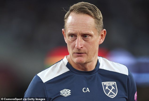 El Chelsea está incorporando a la ex estrella de Leeds y Brighton al equipo de trastienda de Liam Rosenior mientras el técnico se recupera de la cirugía.