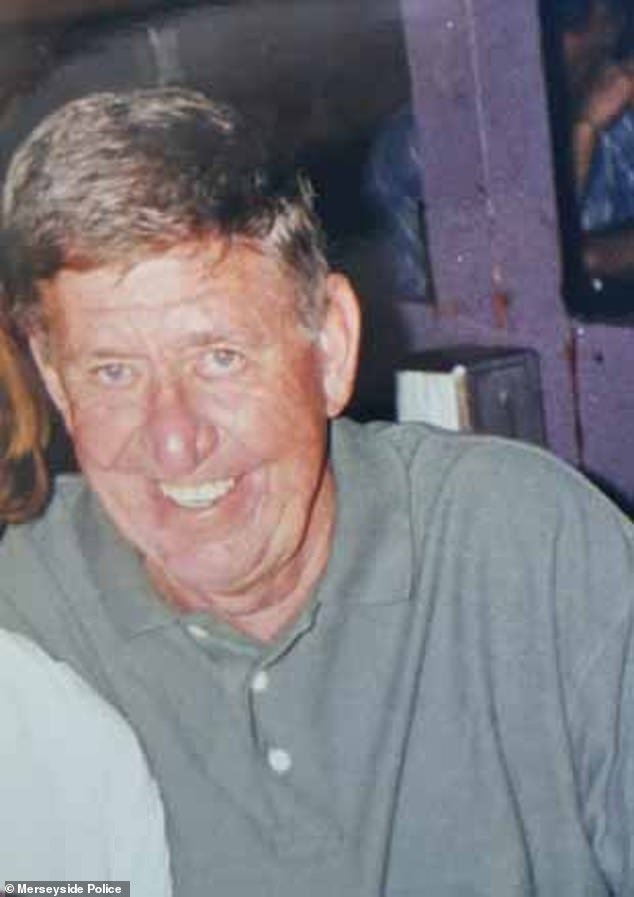 Homenajes al abonado de toda la vida del Liverpool FC, de 90 años, después de que muriera a causa de las heridas sufridas cuando fue atropellado en Anfield cuando regresaba a casa después del partido contra Newcastle el 31 de enero.