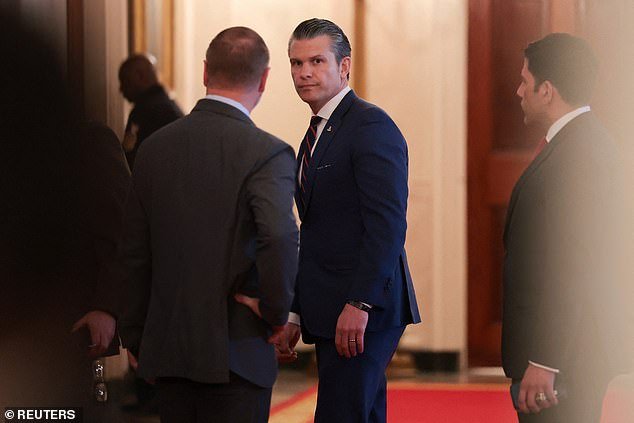 Base naval “cerrada” cuando un intruso llega en barco