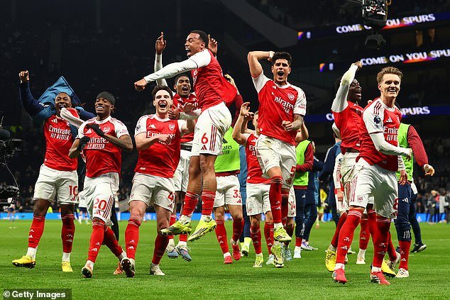 En lugar de burlarnos del “arsenal estándar”, deberíamos celebrar un club inteligente que lucha por la gloria sin caer en argucias financieras. Por eso avergüenzan al Chelsea, porque han aumentado enormemente sus ingresos y porque los expertos dicen que pueden pasar al siguiente nivel.