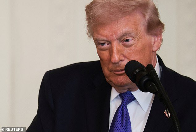 Trump dice que Estados Unidos está preparado para luchar contra Irán durante “mucho más” que cuatro semanas y que no se “aburrirá” si la lucha se prolonga.