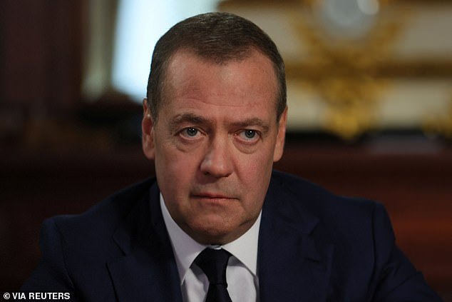 Medvedev advierte que la Tercera Guerra Mundial podría comenzar en cualquier momento si Trump “continúa con su demente curso”