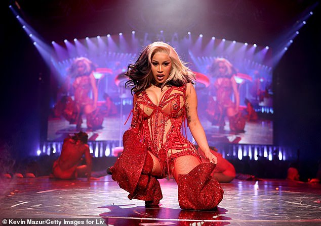 Cardi B ataca a su ex de la NFL, Stefon Diggs, con una acalorada diatriba durante un concierto de ruptura posterior al Super Bowl