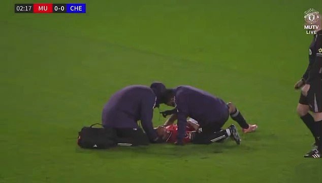 La estrella del Man United sufre una lesión preocupante después de ser golpeado por el balón apenas SEGUNDOS después del partido Sub-21 mientras Michael Carrick observa