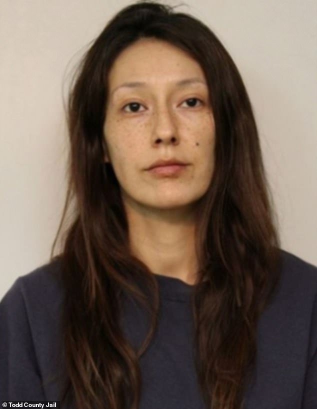 Una madre de Minnesota de 37 años asesinó a su hijo de 6 años y luego prendió fuego a la casa, provocando que su hermano de 5 años también muriera en las llamas.