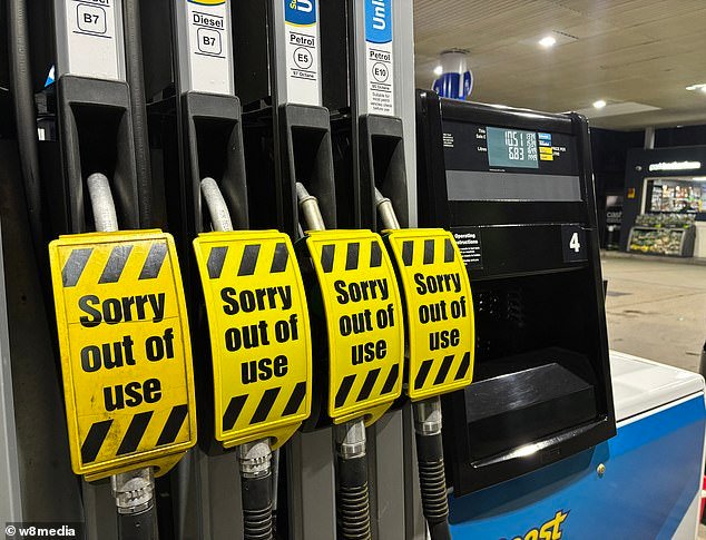 Las colas en las gasolineras de Londres aumentan por temor a que los precios suban en medio de la guerra en Oriente Medio: informes sobre gasolineras vacías