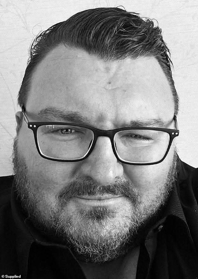 A James le encanta su trabajo como actor de doblaje. Pero teme que una amenaza inminente pueda deshacer AÑOS de arduo trabajo, y no es el único.