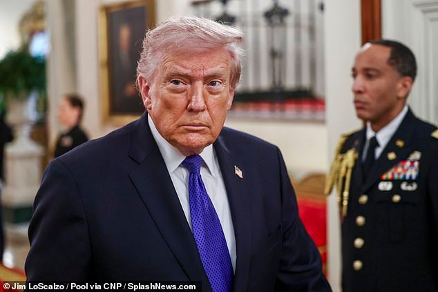 Trump dice que Gran Bretaña está siendo influenciada por “extranjeros que te odian” en una nueva crisis de relaciones especiales, en medio de advertencias de que podría desafiar al primer ministro sobre el uso de bases británicas para atacar a Irán.