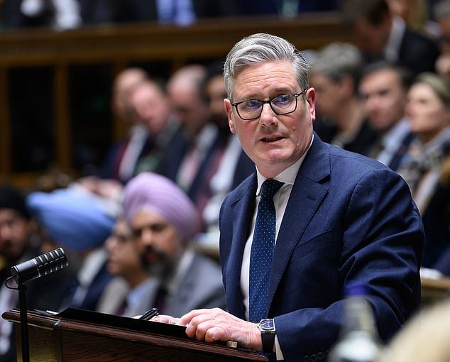 No podemos tener un barco de guerra navegando, Trump lo ha congelado, Gran Bretaña es el hazmerreír… pero Keir Starmer, desesperado y engañado, insiste en que él tiene el control…