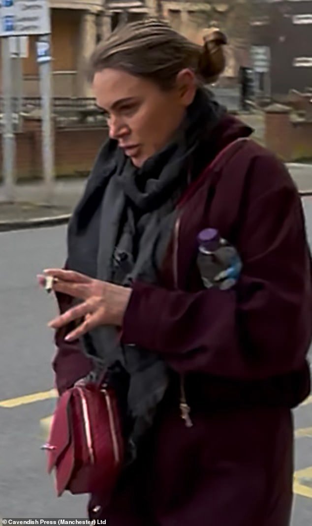 Esta mujer de 37 años, madre de dos hijos y panadera, horneó pasteles con infusión de cannabis mientras estudiaba en casa y luego los anunció para su venta en Instagram.