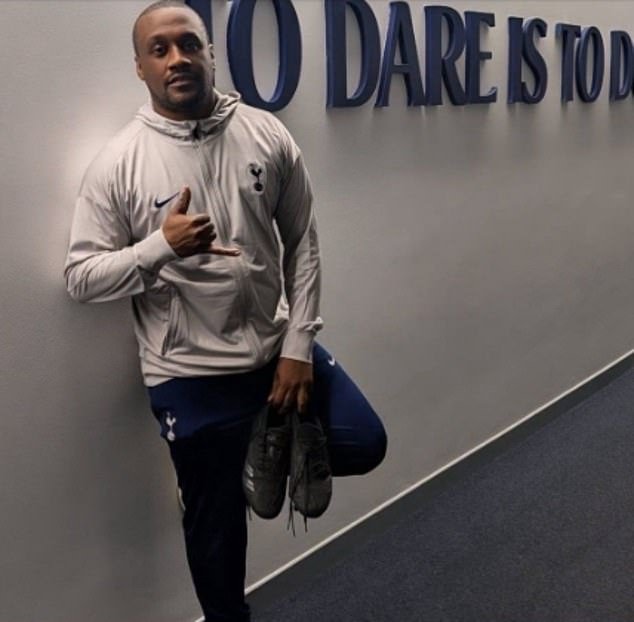 Tottenham está considerando tomar medidas contra el cazatalentos de seguidores del Arsenal que bromeó diciendo que no quería que la insignia le tocara la piel.