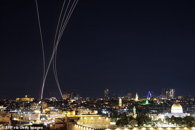 Irán advierte que las puertas del infierno se abrirán cada vez más para Estados Unidos e Israel, mientras promete llevar a cabo ataques aún más intensos.