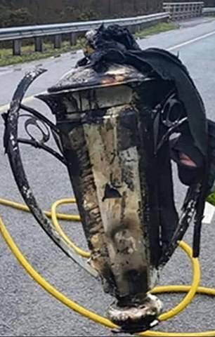 La imagen muestra el alcance de los daños sufridos por el trofeo de las Seis Naciones después de que una furgoneta se incendiara en la autopista