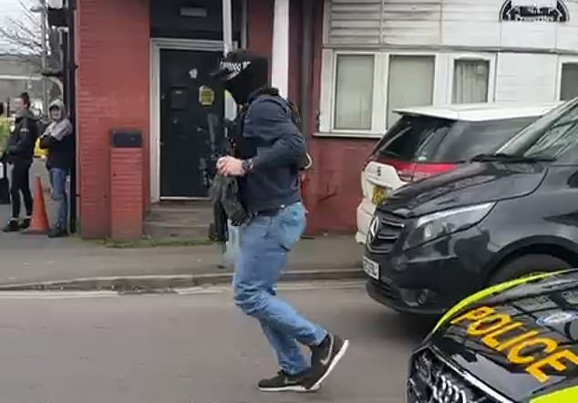 La policía armada arresta a un hombre de 32 años después de que otro hombre fuera apuñalado y una mujer resultara herida frente a una escuela primaria en Birmingham.