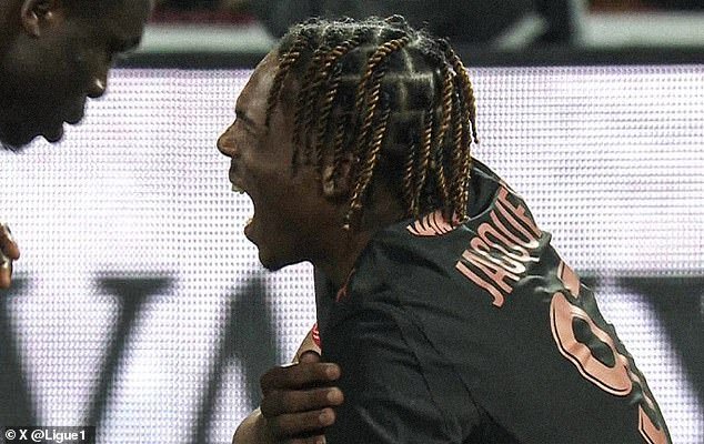 El nuevo central del Liverpool, valorado en £60 millones, Jeremy Jacquet, se someterá a una cirugía de hombro esta semana mientras se revela el calendario de recuperación de Rennes.