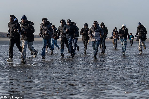 Los inmigrantes corren a través de la playa francesa para llegar a Gran Bretaña, sin inmutarse por las reformas de asilo de Shabana Mahmood lanzadas apenas unas horas antes.
