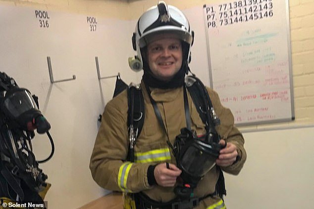 El jefe de bomberos recibirá un pago de £4,000 después de que fue despedido “injustamente” por arrojar el teléfono de un YouTuber discapacitado por encima de un seto.