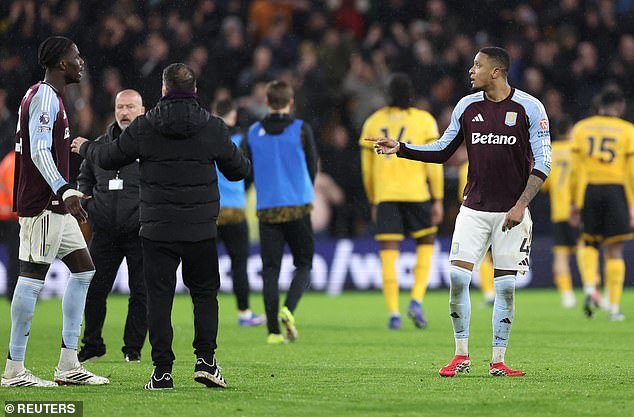 Aston Villa advierte a Ezri Konsa que contenga su enojo después de chocar con los fanáticos luego de una sorprendente derrota ante los Wolves