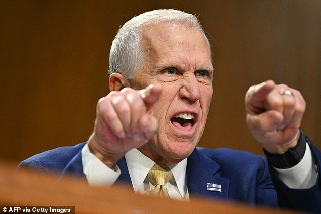 Senador republicano critica a Kristi Noem por la represión migratoria: “Es un DESASTRE… dimitir”