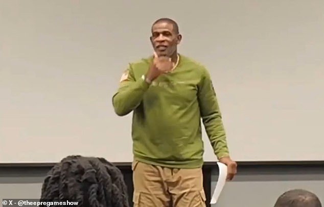 Deion Sanders consuela a los jugadores de Colorado que lloran en imágenes emotivas de la reunión de emergencia del equipo tras la muerte de Dominiq Ponder