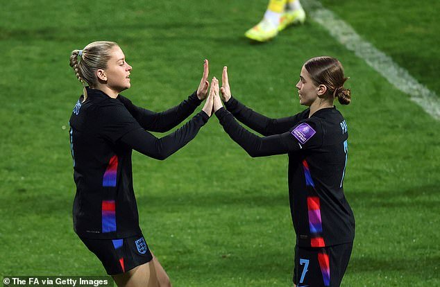 Las Leonas anotaron seis goles en un choque surrealista en Turquía, mientras el fútbol ofrece una unidad muy necesaria frente al conflicto global, escribe TARA ANSON-WALSH