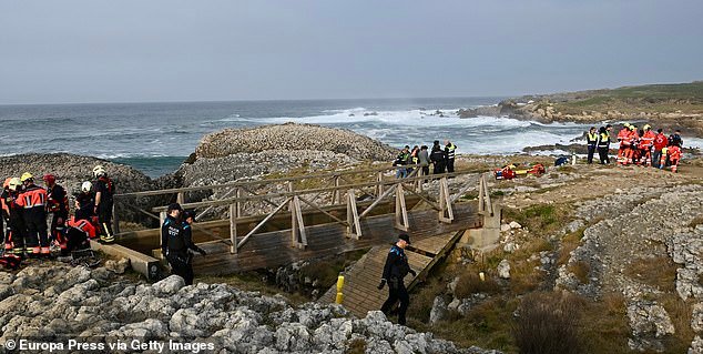Cinco muertos y dos desaparecidos tras el derrumbe de un puente peatonal en una playa de España